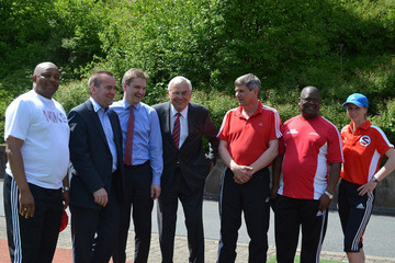 Innenminister Boris Pistorius, Staatssekretär Stefan Manke und NFV-Präsident Karl Rothmund gemeinsam mit den Trainern