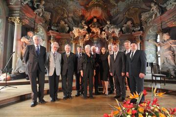 Gruppenfoto mit Preisträgern und einigen Mitgliedern der Jury