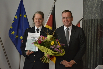 Minister Pistorius (rechts) mit der Sportlerin des Jahres 2018: Anja Kruse (Quelle: PD Hannover, Pressestelle)
