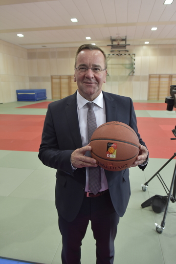Minister Pistorius in der Mehrzweckhalle am Olympiastützpunkt im Sportleistungszentrum Hannover