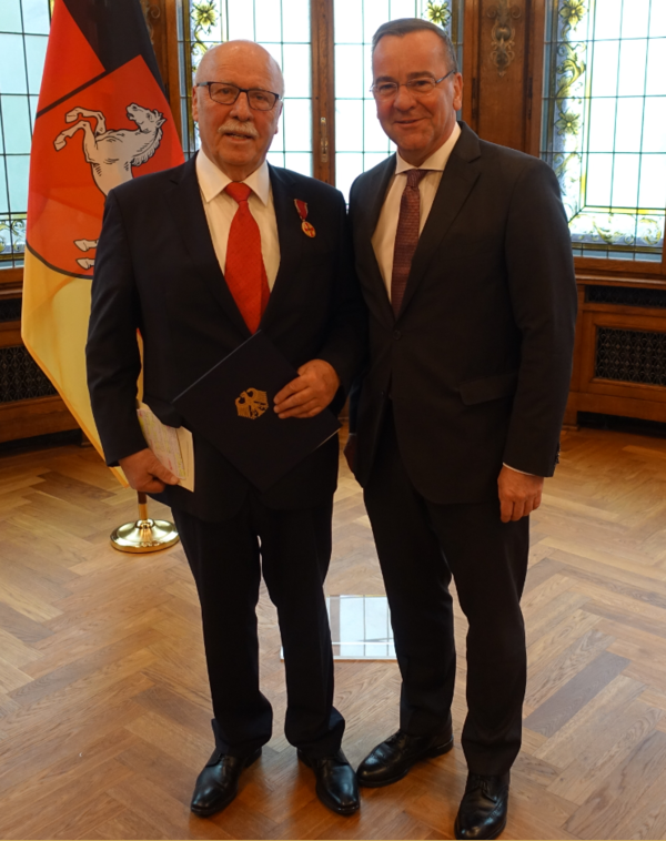 Dr. Rainer Zirbeck (links) und der Niedersächsische Minister für Inneres und Sport, Boris Pistorius