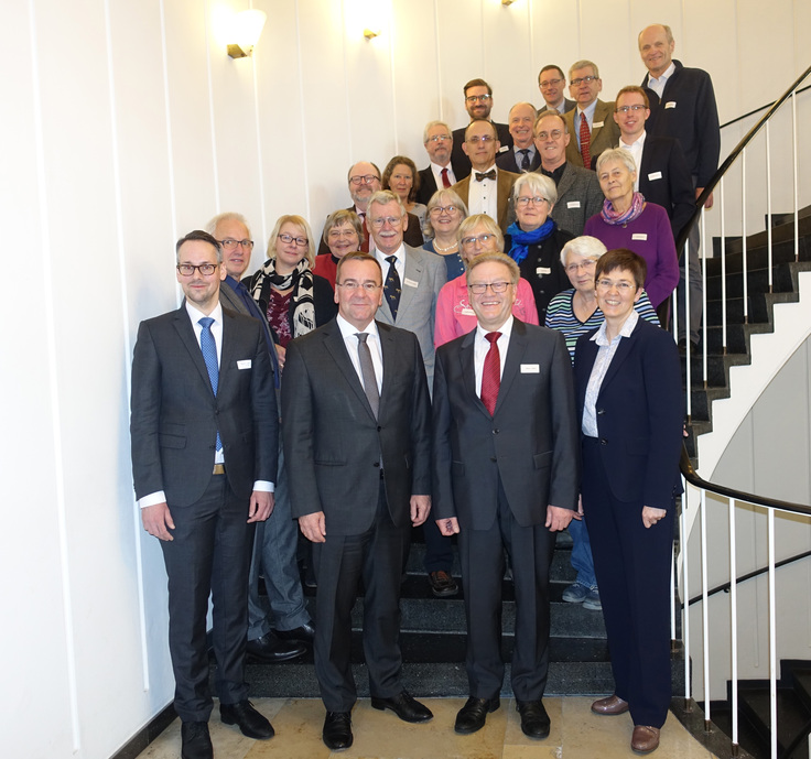 Minister Pistorius mit Mitgliedern der Niedersächsischen Härtefallkommission