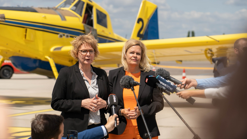 Niedersachsens Innenministerin Behrens und Bundesinnenministerin Faeser stellen niedersächsische Löschflugzeugstaffel vor