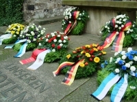 Kranzniederlegung am Mahnmal Aegidienkirche