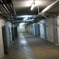 Zellenflur im ehemaligen Stasi-Gefängnis in Hohenschönhausen