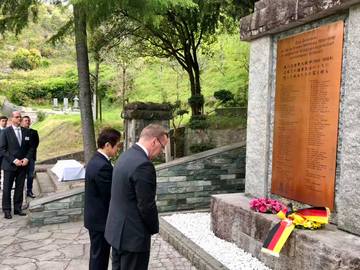 Minister Pistorius am Gedenkstein für die deutschen Kriegsgefangenen in Tokushima