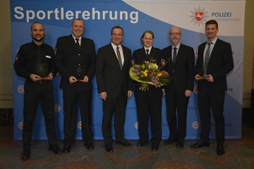 Minister Boris Pistorius und Polizeipräsident der PD Hannover, Volker Kluwe, zusammen mit der Sportlerin und den Sportlern des Jahres 2018 (Quelle: PD Hannover, Pressestelle)