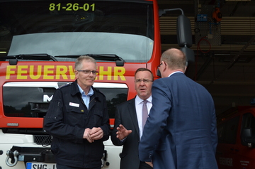 Die Feuerwehrtechnische Zentrale im LK Schaumburg erhielt eine Bedarfszuweisung von drei Mio. Euro für den Anbau der Feuerwache in Stadthagen. v.l.Kreisbrandmeister Klaus-Peter Grote, Boris Pistorius und Landrat Jörg Farr.