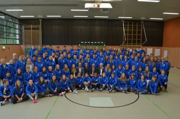 Gruppenfoto mit den Freiwilligen und ihrem Team. In der Mitte: Kirsten Hasenpusch (Deutscher Sportjugend), Jörg Schnitzerling (ASC Göttingen), Susanne Gaerte (Deutsche Sporthochschule Köln), Boris Pistorius und Reinhard Rawe (LandesSportBund).