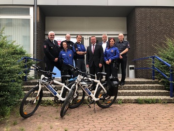 Die Fahrradstaffel in Braunschweig ergänzt den Streifendienst und sorgt für Sicherheit auch an verkehrsberuhigten Orten: Polizeidirektor und Einsatzleiter Jörg Bodendiek (ganz links) und sein Team begrüßt den Innenminister (Mitte).