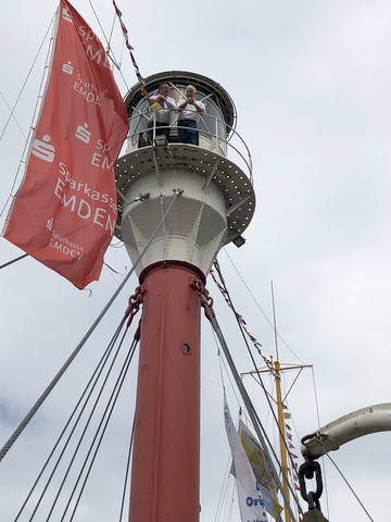 Es geht hoch hinaus: Boris Pistorius auf dem Leuchtturm des Museums-Feuerschiff Amrumbank/Deutsche Bucht im Emdener Hafen.
