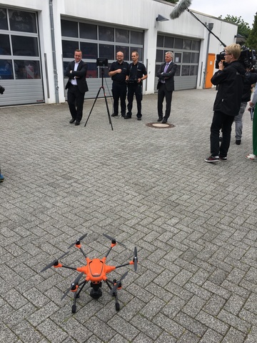 Auf dem Gelände der Polizeiinspektion Harburg informiert sich Boris Pistorius über den Nutzen von Drohnen im Polizeieinsatz.