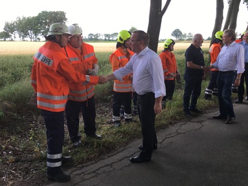 Boris Pistorius begrüßt die Einsatzkräfte des 4. Zugs der Gemeindefeuerwehr Amelinghausen. Ein Waldbrandszenario soll zeigen, wie sich die Brandgefahr in den vergangenen Jahren verändert hat.