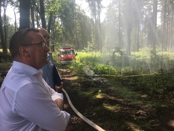 Innenminister Boris Pistorius lässt sich beim Waldbrandszenario von den Einsatzkräften Taktiken und Methoden zur Brandeindämmung zeigen.