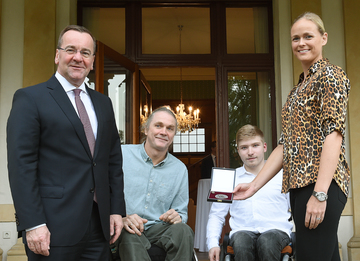 Preisträger der Niedersächsischen Sportmedaille (v.l.n.r. Minister Boris Pistorius, Rollstuhlbasketballer Oliver Jantz, Para-Badminton-Spieler Thomas Wandschneider, Tennisspielerin Anna-Lena Grönefeld)