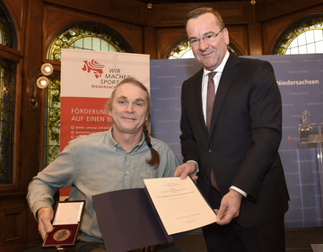 Para-Badminton-Spieler Thomas Wandschneider mit Innenminister Boris Pistorius