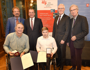 v.l. Karl Finke, Präsident Behindertensportverband Niedersachsen, Minister Pistorius, Thomas Wandschneider ,Oliver Jantz, Landessportbund-Vorstandsvorsitzender Reinhard Rawe Ganz und Herbert Michels, Vizepräsident Behindertensportverband Niedersachsen