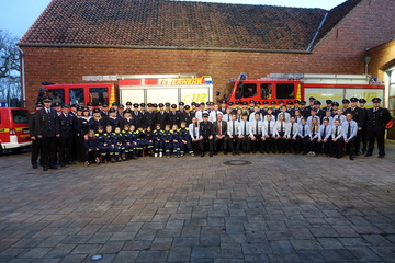 Gruppenfoto Feuerwehr Luthe und Innenminister Boris Pistorius