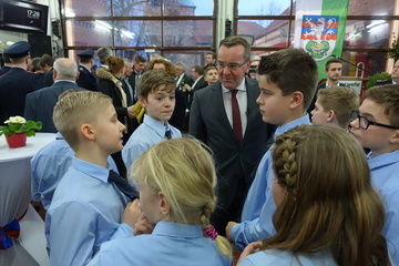 Minister Pistorius spricht mit Kinder der Jugendfeuerwehr Luthe