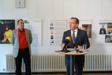 Minister Pistorius eröffnet in Anwesenheit von Peter Liedtke die Ausstellung