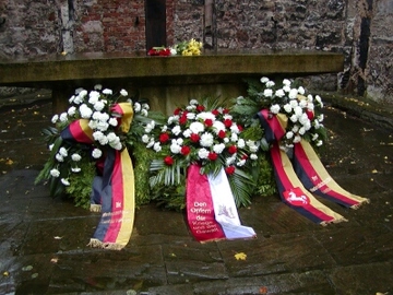 Kranzniederlegung am Mahnmal Aegidienkirche