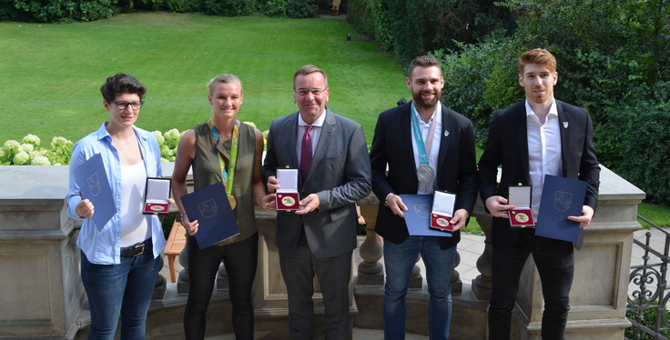 Boris Pistorius (mitte) mit den Trägerinnen und Trägern der Niedersächsischen Sportmedaille 2018 (Quelle: Innenministerium)