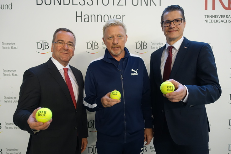 Der Niedersächsische Minister für Inneres und Sport, Boris Pistorius (links), mit Boris Becker und Raik Packeiser (Präsident des Tennisverbands Niedersachsen Bremen e.V.).