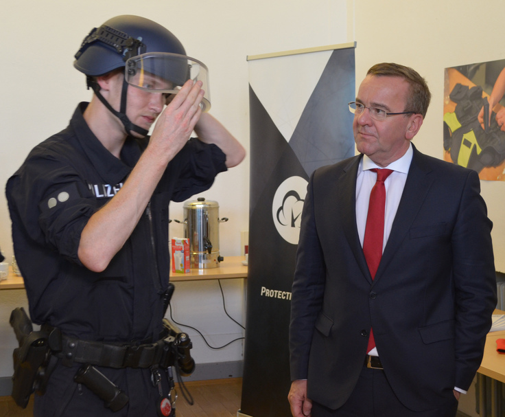 Niedersachsens Innenminister stellt neue Ausrüstungsgegenstände und Einsatzmittel der Polizei vor