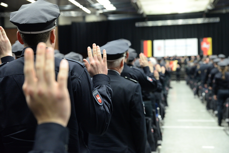 1100 Polizeistudierende leisten mit erhobener rechter Hand den Diensteid