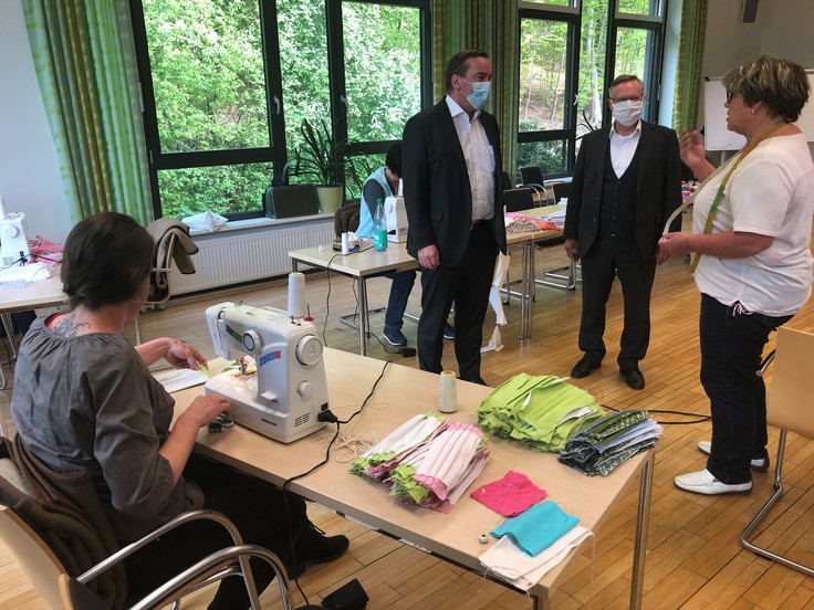 Minister Pistorius besucht Produktion beim Niedersächsischen Fußballverband