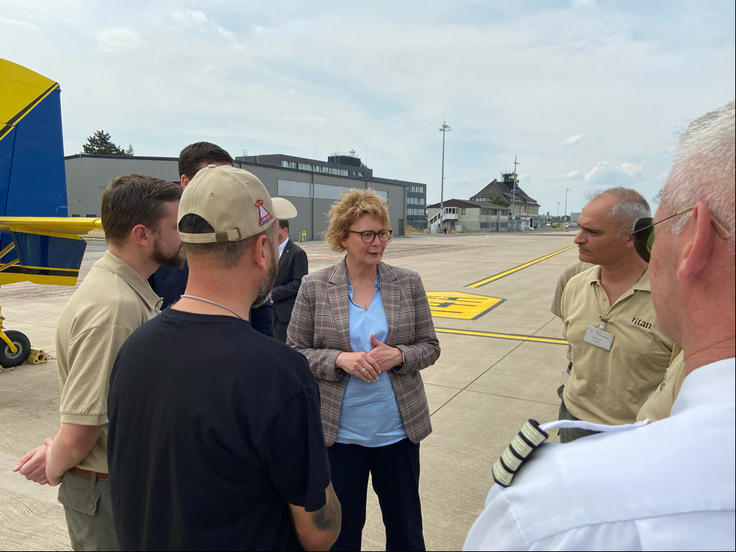 Innenministerin Behrens im Gespräch mit der Löschflugzeug-Crew
