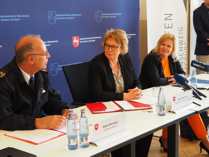 Landesbranddirektor Dieter Rohrberg, Innenministerin Daniela Behrens und Bundesinnenministerin Nancy Faeser in der Pressekonferenz