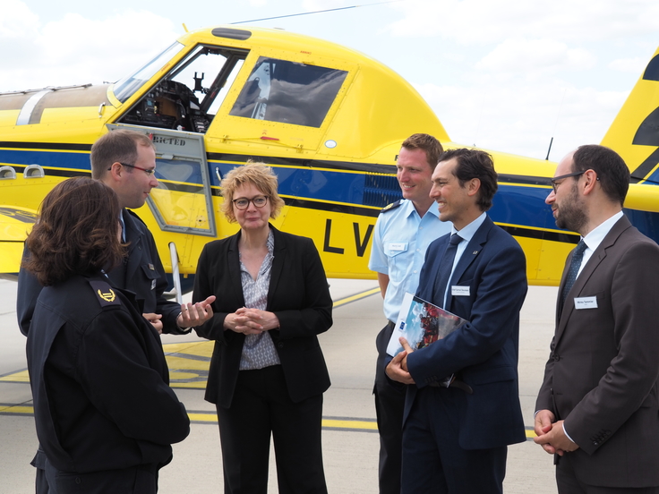 Innenministerin Daniela Behrens im Gespräch mit Olaf Gamal Deussen und Vertretenden des niedersächsischen Landesamtes für Brand- und Katastrophenschutz (NLBK)