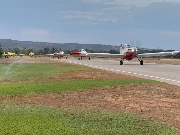 Tag 3 - Griechische (im Vordergrund) und Niedersächsische Löschflugzeuge vor dem Start ins Einsatzgebiet