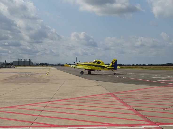 Löschflugzeug nach Landung auf dem Flughafen in Braunschweig