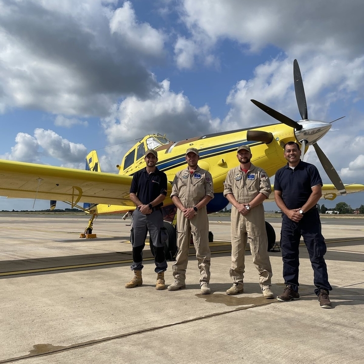 Crew der Löschflugzeuge nach Ankunft in Braunschweig