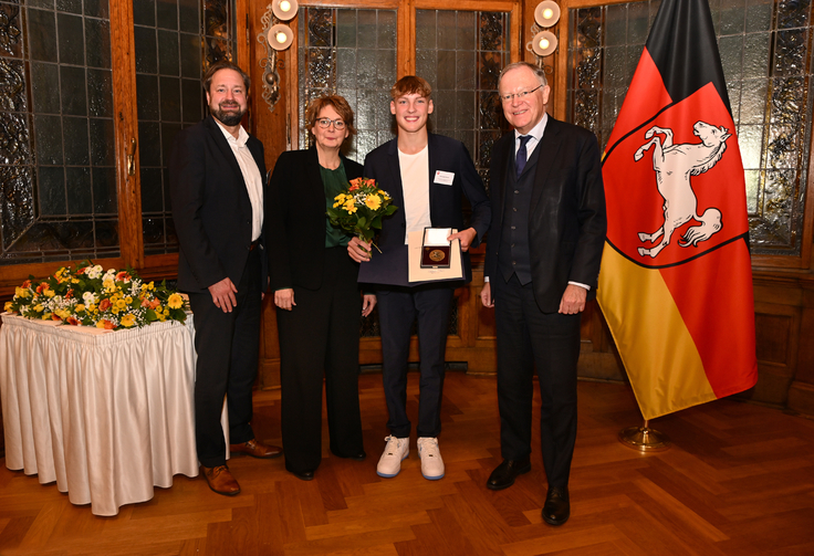 Niedersächsische Sportmedaille in vier Kategorien verliehen: Ministerpräsident Weil und Sportministerin Behrens vergeben höchste sportliche Auszeichnung des Landes