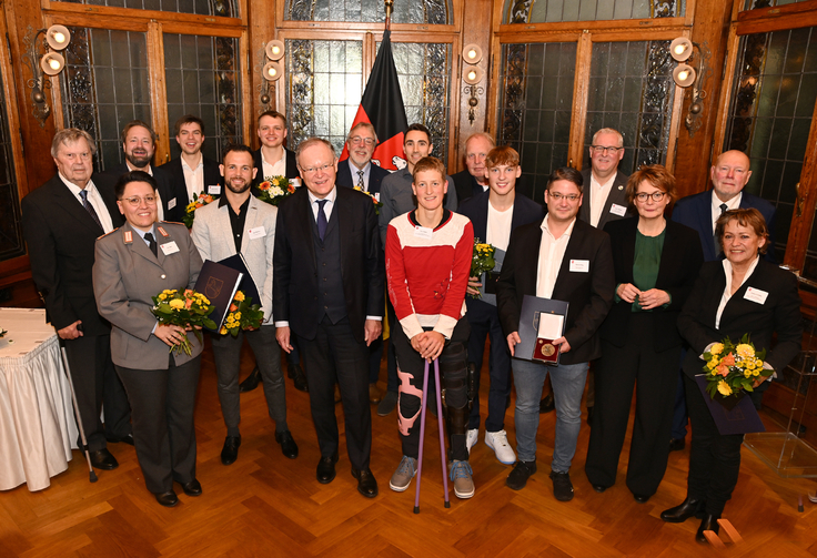 Niedersächsische Sportmedaille in vier Kategorien verliehen: Ministerpräsident Weil und Sportministerin Behrens vergeben höchste sportliche Auszeichnung des Landes
