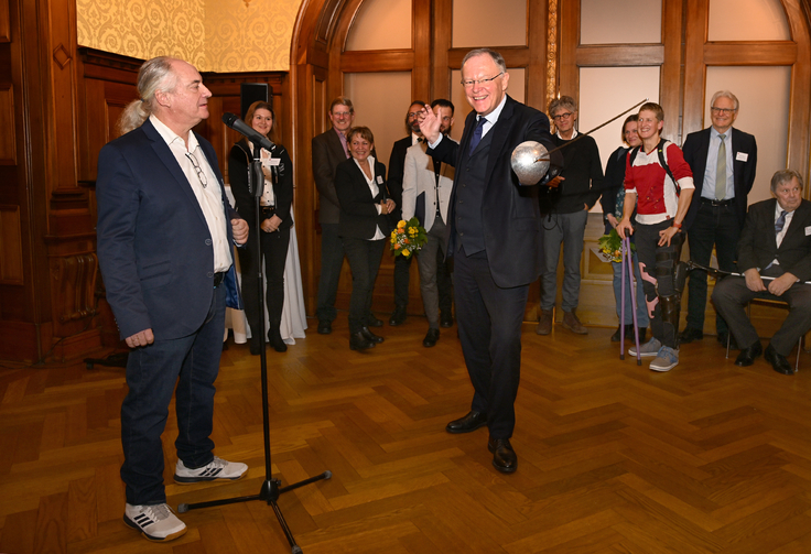 Niedersächsische Sportmedaille in vier Kategorien verliehen: Ministerpräsident Weil und Sportministerin Behrens vergeben höchste sportliche Auszeichnung des Landes