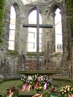 am Volkstrauertag an der Gedenkstätte in der Aegidienkirche in Hannover niedergelegte Kränze