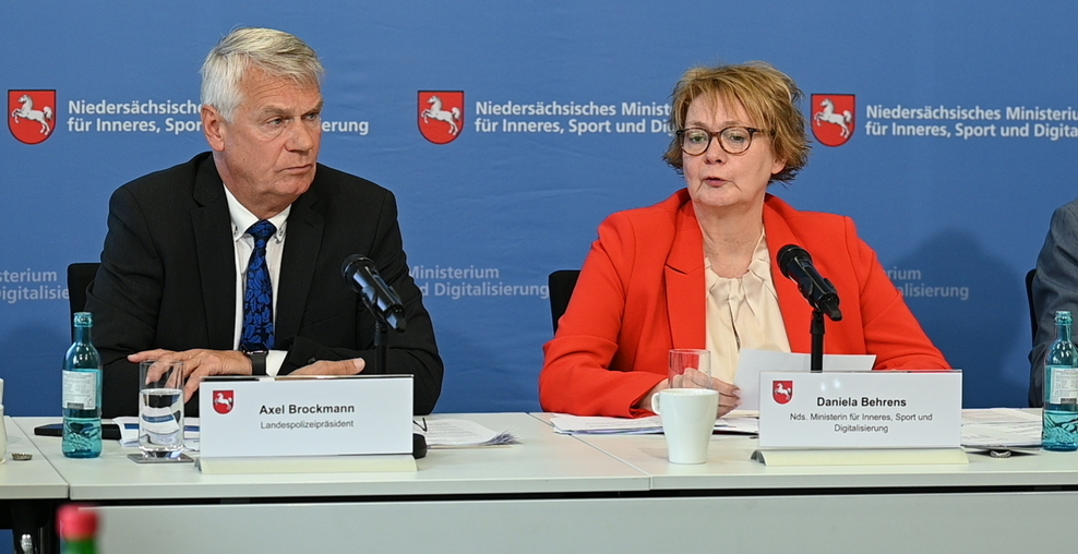 Landespolizeipräsident Axel Brockmann und Innerministerin Daniela Behrens